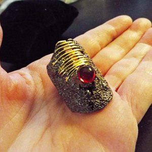 MASSIVE BLACK SPACKLE W/ GOLD STRANDS PEEKING THRU RED CRYSTAL SZ 6.75 RING 66